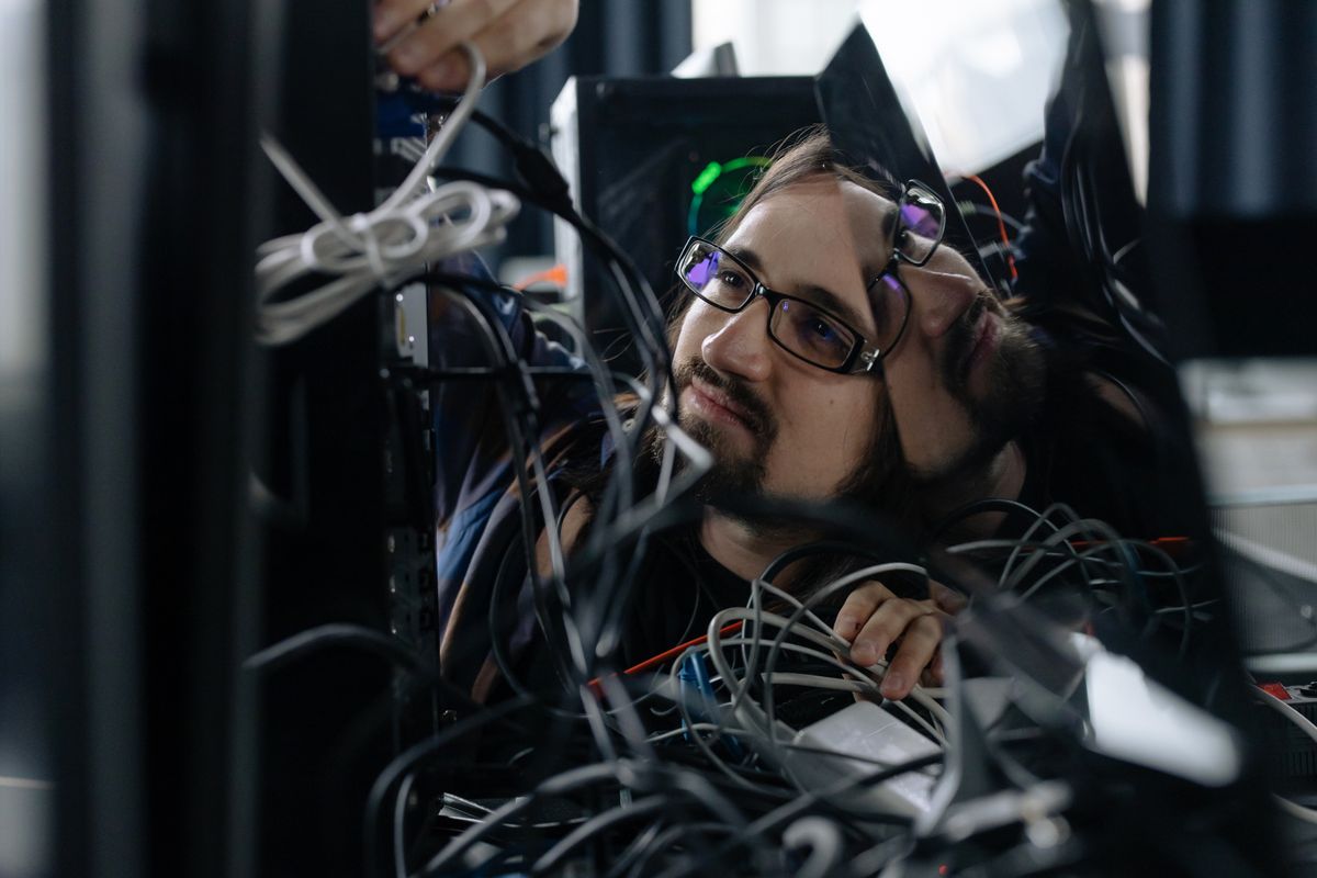 Câbles derrière un poste informatique