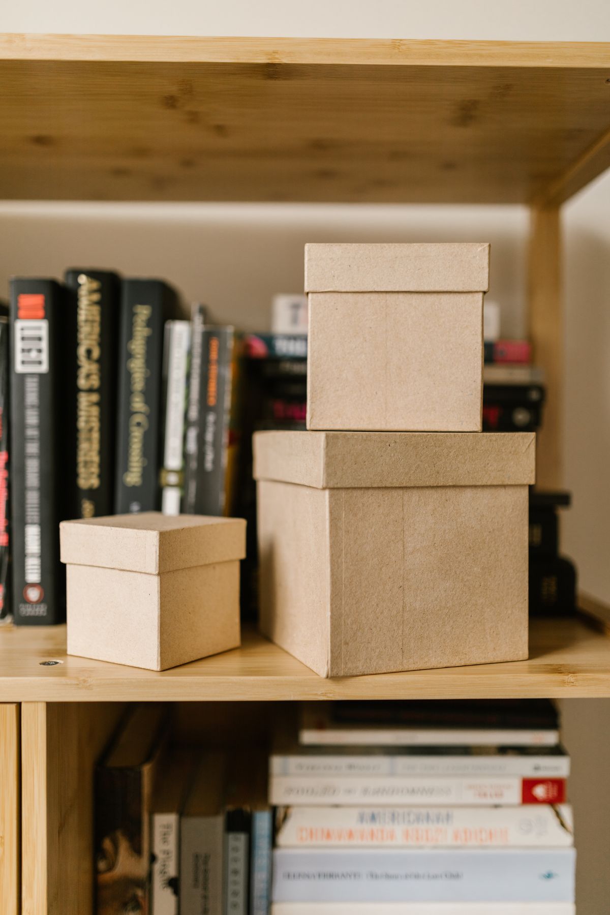 Boîtes de rangement sur une étagère